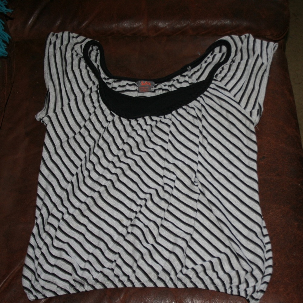 So Sik Grey and Black cute top